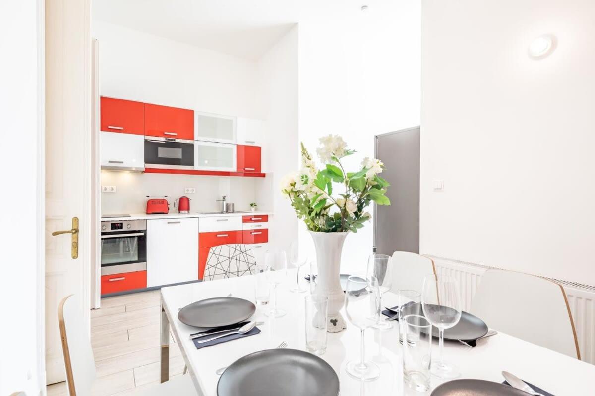 Bright & Large Apartment At Top Location Budapest Eksteriør billede